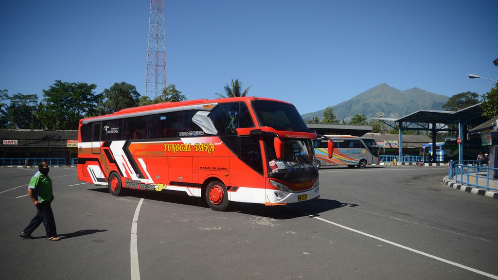  Sebuah bus antarkota antarprovinsi (AKAP) keluar dari Terminal Bus Tingkir, Kota Salatiga, Jawa Tengah, Rabu (21/4/2021). 