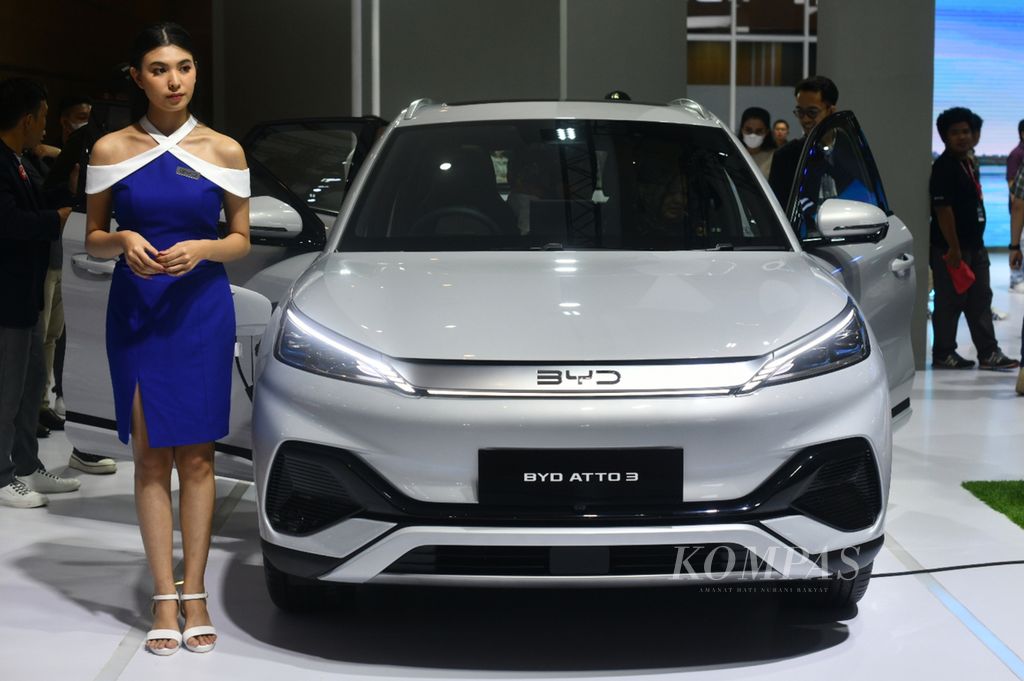 Pabrikan otomotif asal China, BYD, untuk pertama kalinya mengikuti pameran otomotif Indonesia International Motor Show (IIMS) 2024 di JI Expo Kemayoran, Jakarta, Kamis (15/2/2024). 