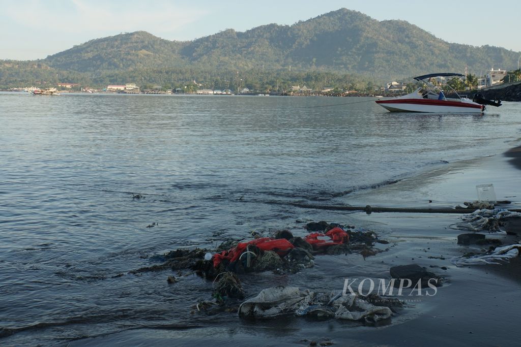 Tumpukan sampah terlihat di Pantai Karangria, Tuminting, Manado, Sulawesi Utara, Kamis (31/10/2019).