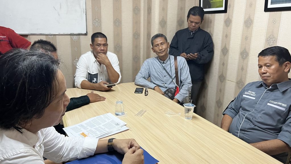 Penghuni bertemu dengan pihak manajemen apartemen City Light, Ciputat Timur, Tangerang Selatan, Banten, Selasa (24/1/2023).