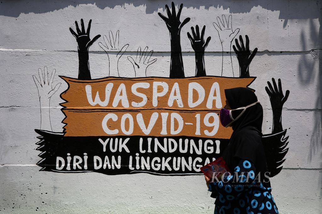 Warga melintasi mural edukasi Covid-19 di dekat Rumah Susun KS Tubun, Jakarta Barat, Rabu (9/9/2020). Mural-mural bertema kesehatan terutama mengenai bahaya Covid-19 serta ajakan kepada masyarakat untuk mengenakan masker, menjaga jarak, dan mencuci tangan  terus disosialisasikan guna memutus rantai penularan. 