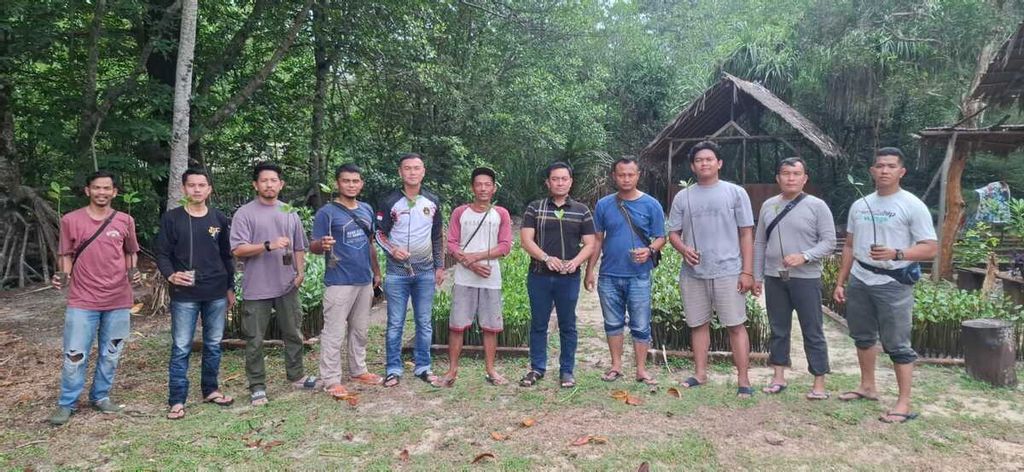 Tim Polda Bangka Belitung mengunjungi pejuang lingkungan Yudi Amsoni (tepat di tengah) di lokasi konservasi mangrove di Desa Sukamandi, Kecamatan Damar, Kabupaten Belitung Timur, Provinsi Kepulauan Bangka Belitung, Selasa (14/5/2024). Peristiwa terjadi setelah suara lantang Yudi tersiar dalam program 60’ Special Report berjudul ”Jejak Tamak Korupsi Tambang Timah Rp 271 T” yang disiarkan Kompas TV, Minggu (12/5/2024).