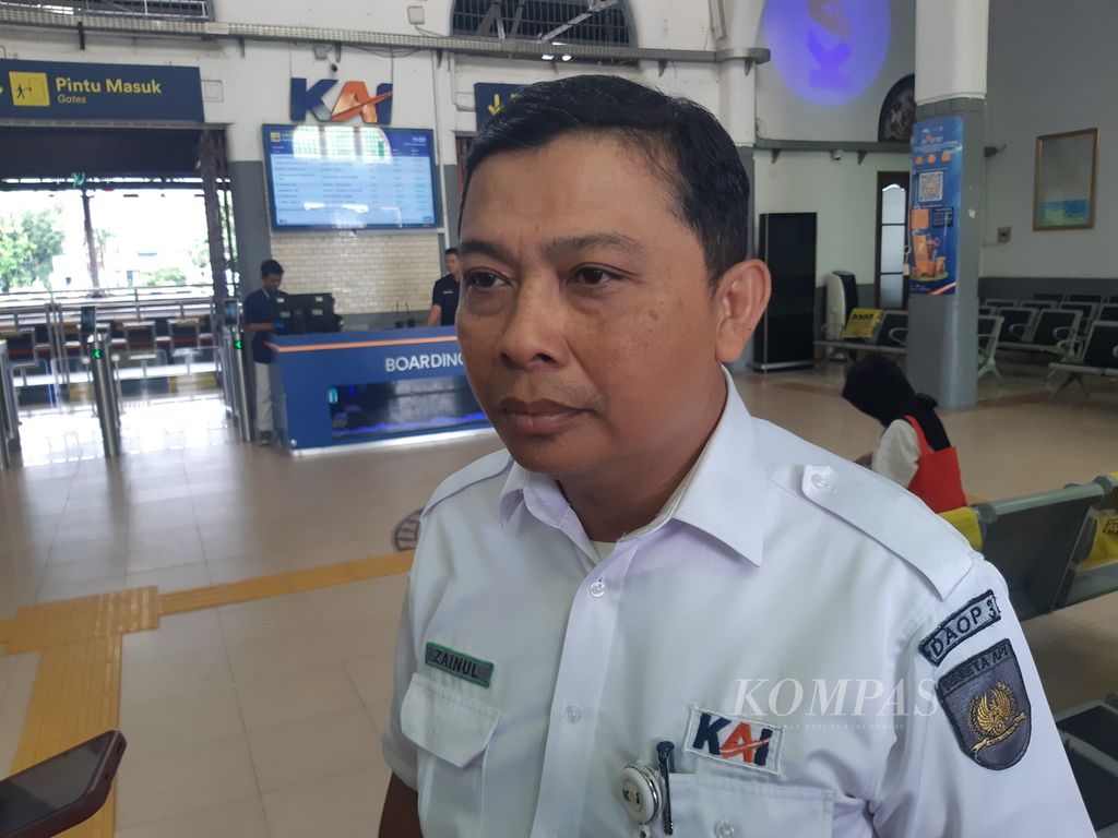 Rokhmad Makin Zainul, Manajer Humas Daop 3 Cirebon, saat diwawancarai di Cirebon, Jawa Barat, Kamis (14/3/2024).