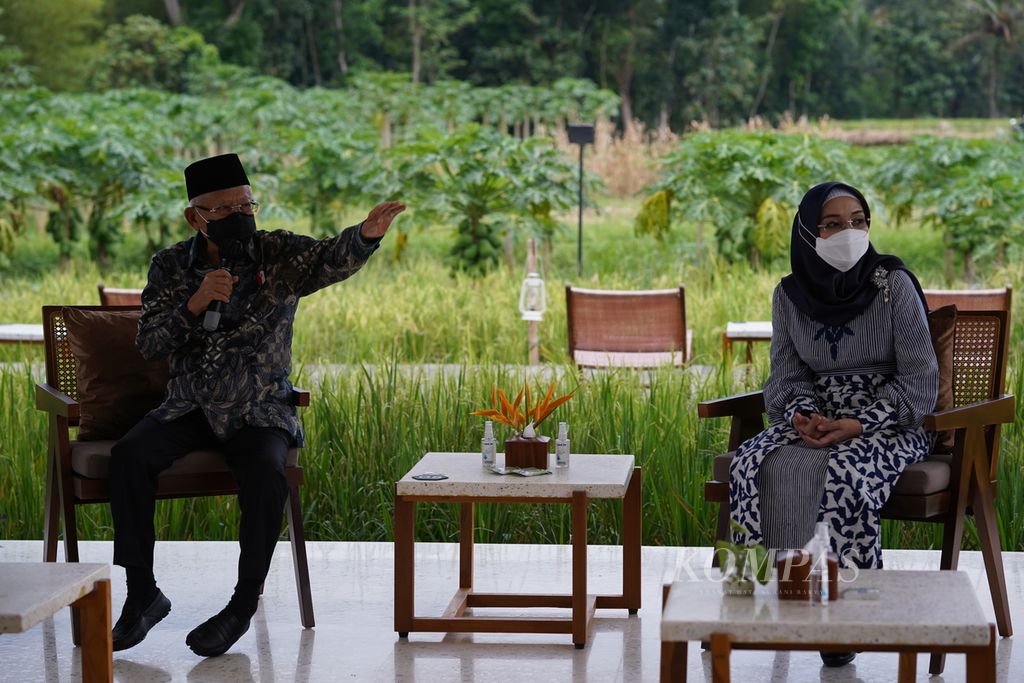 Wakil Presiden Ma'ruf Amin didampingi Ibu Wury Ma'ruf Amin memandang ke arah Bukit Menoreh di Bale Ekonomi Desa (Balkondes) Karangrejo di Dusun Bumen Djelapan, Kecamatan Borobudur, Kabupaten Magelang, Jawa Tengah, Kamis (21/4/2022).