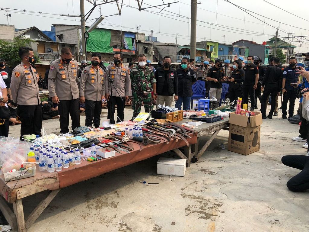 Polisi menunjukkan barang bukti seusai penggerebakan terhadap pelaku penyalahgunaan narkoba di Kampung Bahari, Tanjung Priok, Jakarta Utara, Rabu (9/3/2022) pagi.