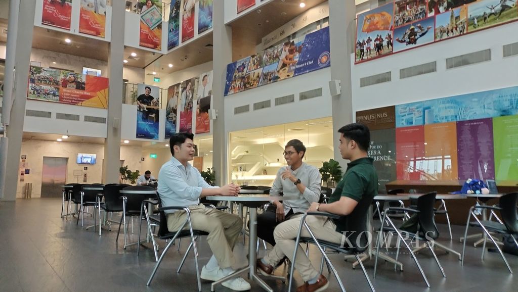 Sejumlah mahasiswa program master di National University of Singapore (NUS) Business School mengobrol di ruangan terbuka di gedung Mochtar Riady, Rabu (22/11/2023). 