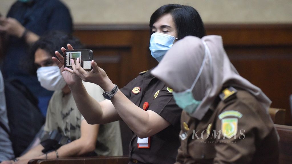 Petugas kejaksaan mengabadikan sidang dakwaan Jaksa Pinangki Sirna Malasari di Pengadilan Tindak Pidana Korupsi (Tipikor) pada Pengadilan Negeri (PN) Jakarta Pusat, Rabu (23/9/2020). 