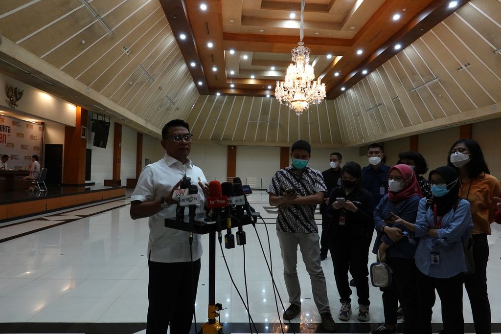 Kepala Staf Kepresidenan Moeldoko usai memantau secara langsung proses seleksi wawancara peserta Sekolah Staf Kepresidenan (SSP) di Gedung Krida Bhakti Jakarta, Kamis (14/7).