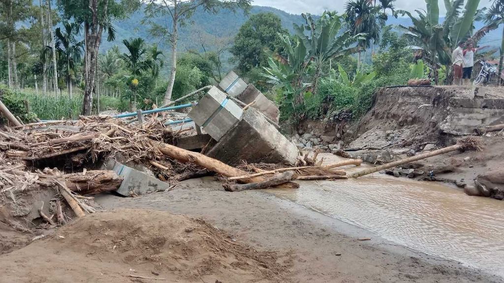 Salah satu lokasi banjir bandang di Kecamatan Darul Hasanah, Kabupaten Aceh Tenggara, Aceh, Rabu (2/11/2022). Banjir bandang menelan dua korban jiwa dan puluhan rumah warga rusak. 