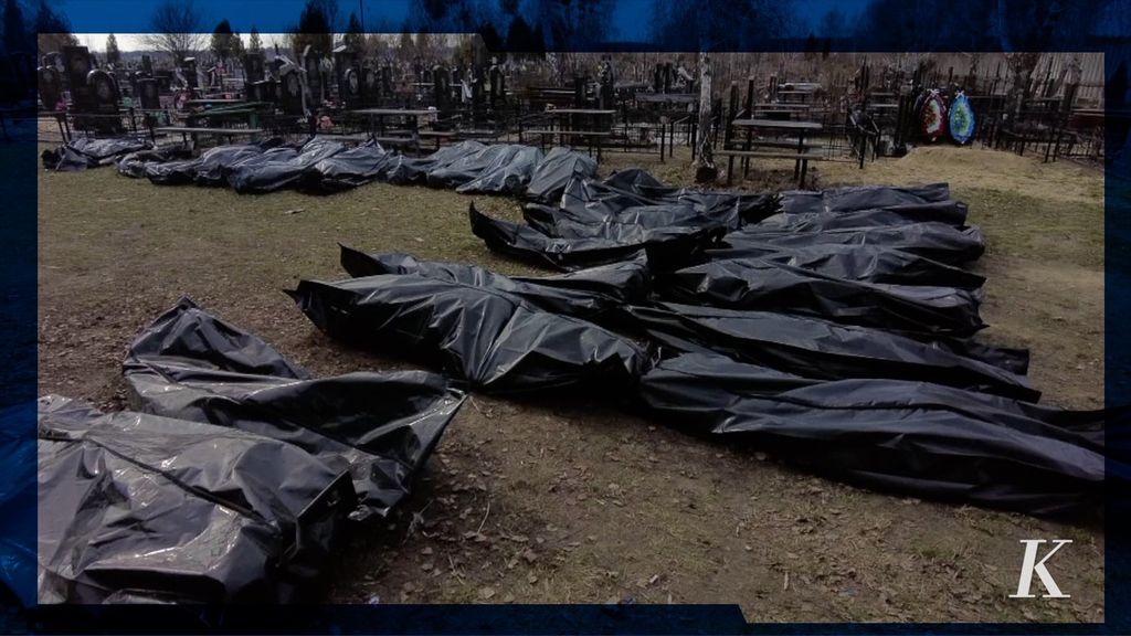 Sukarelawan Ukraina pada Kamis (7/4/2022), mengumpulkan mayat penduduk di kota Bucha, Ukraina. Pihak Ukraina menyebut, sedikitnya 410 mayat warga sipil ditemukan di luar Ibu Kota Kiev, termasuk Bucha, setelah penarikan pasukan Rusia pekan lalu. Pihak Ukraina menduga pembantaian sipil di kota Bucha dilakukan pasukan Rusia.