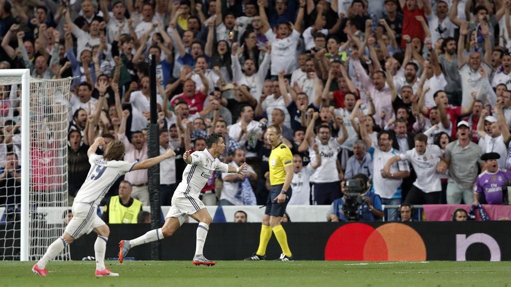 Bintang Real Madrid, Cristiano Ronaldo, bersukacita atas gol ketiganya ke gawang Bayern Muenchen, pada laga kedua perempat final Liga Champions di Santiago Bernabeu, Madrid, Rabu (19/4) dini hari WIB. Real Madrid menang 4-2 dan unggul agregat gol 6-3 sehingga lolos ke semifinal.