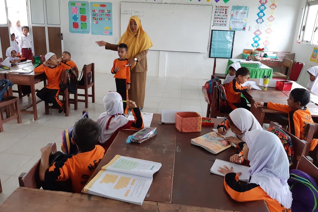 Maria Ulfa, guru honorer di SD N 72 Banda Aceh, mengajarkan siswanya. Maria menjadi guru honorer sejak 2018. Upah yang dia dapatkan sebagai guru honorer Rp 230.000 per bulan.