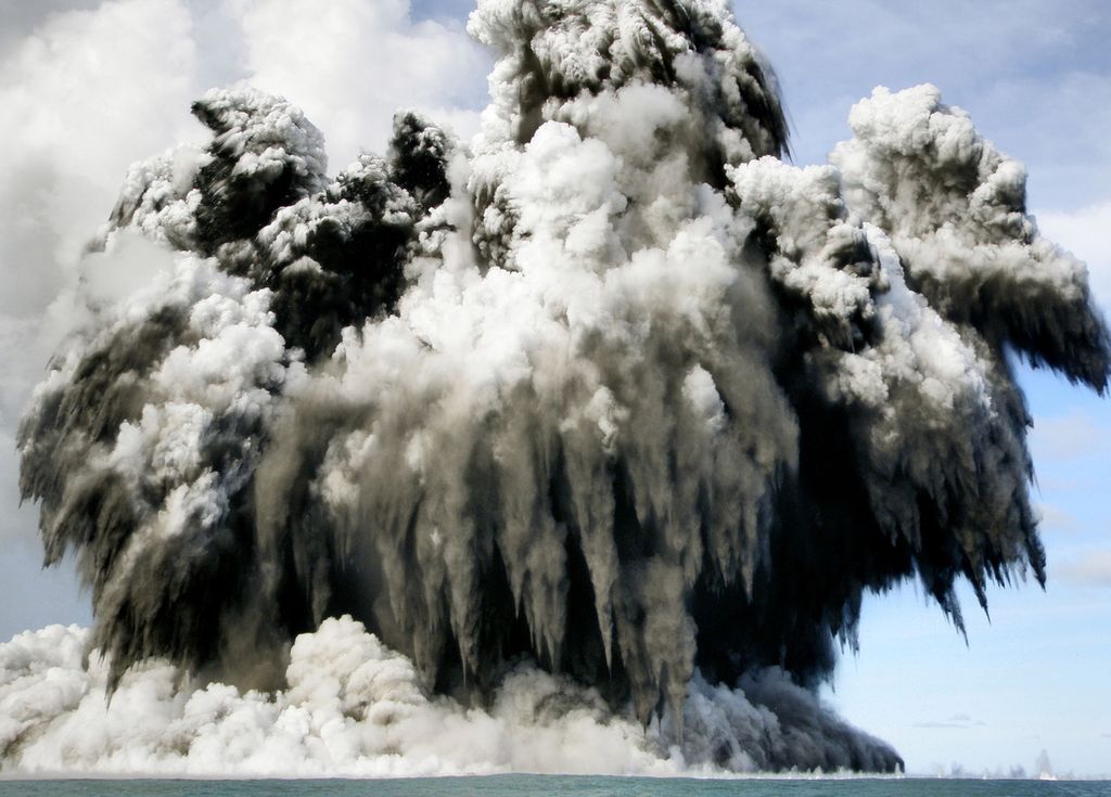 Gunung berapi bawah laut meletus di lepas pantai Tonga, melontarkan awan asap, uap, dan abu setinggi ribuan meter ke udara di atas samudra di kawasan Pasifik Selatan, Rabu (18/3/2009). Letusan itu berada di laut sekitar 6 mil ( 10 kilometer) dari pantai barat daya di lepas pulau utama Tongatapu, area di mana terdapat 36 gunung berapi bawah laut.
