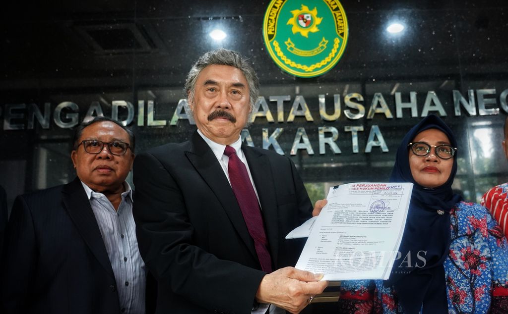 Tim kuasa hukum PDI-P yang dipimpin pengacara Gayus Lumbuun menunjukkan salinan surat gugatan yang diserahkan ke Pengadilan Negeri Tata Usaha Negara (PTUN) Jakarta, Cakung, Jakarta Timur, Selasa (2/4/2024). 