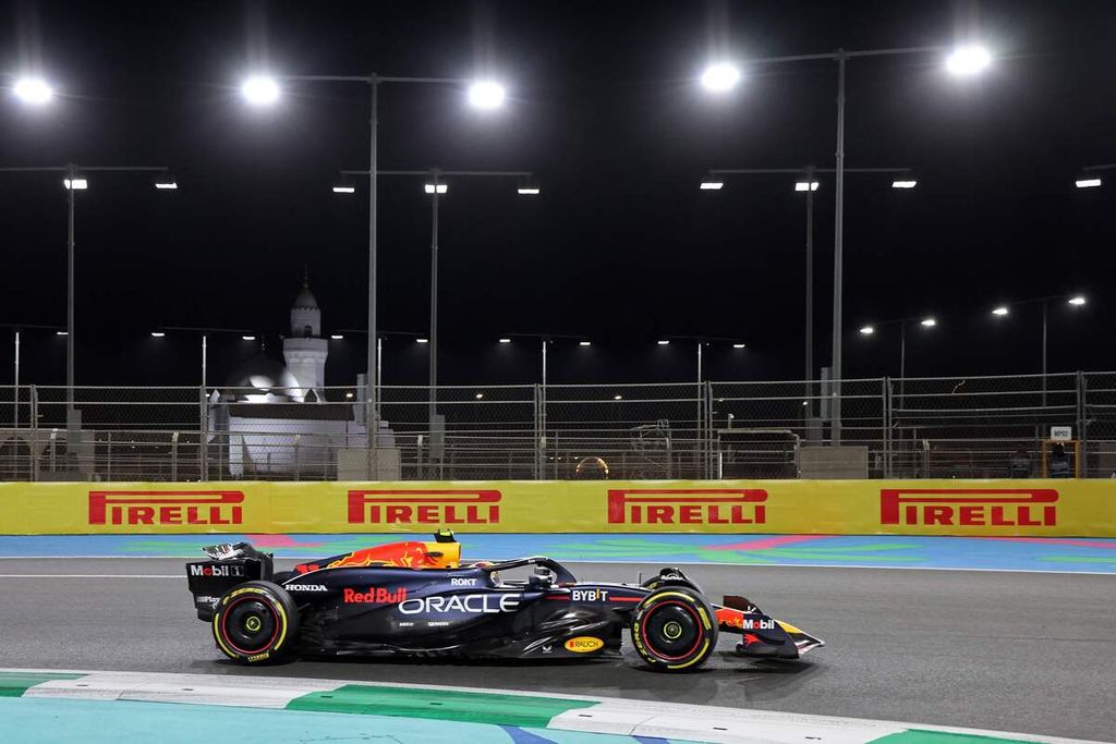 Pebalap tim Red Bull Racing, Sergio Perez, memacu mobilnya pada sesi latihan kedua F1 seri Arab Saudi di Sirkuit Jeddah Corniche, Jeddah, Kamis (7/3/2024).