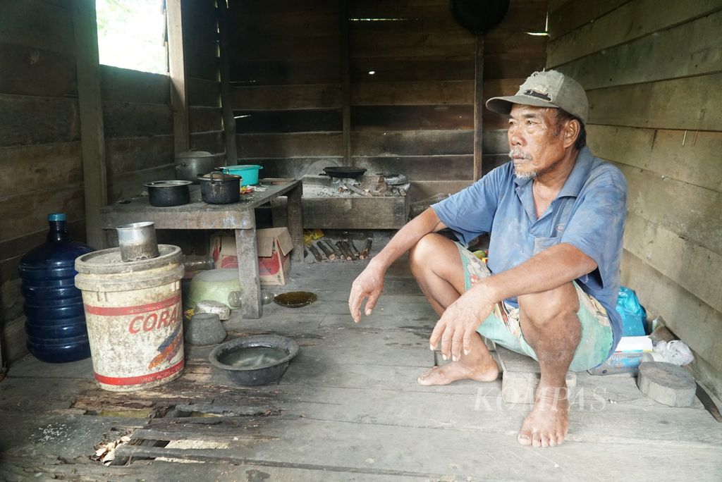 Lamat (65), a member of the Orang Darat tribe, sat in the kitchen of his home in Sungai Sadap Village, Rempang Cate Sub-district, Galang District, Rempang Island, Batam City, Riau Islands on Saturday (16/9/2023).