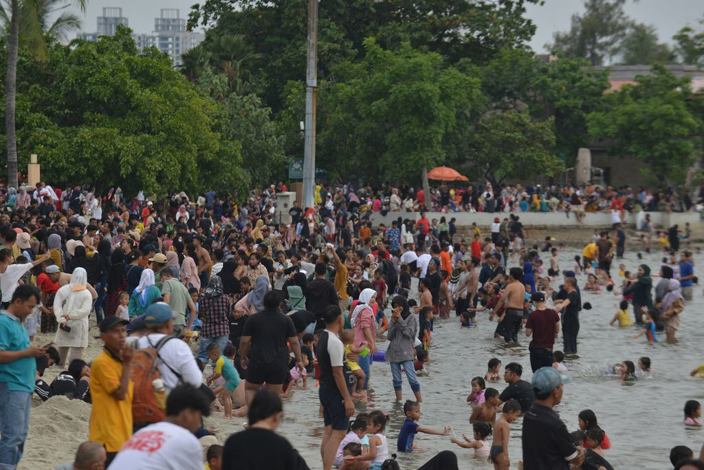 Pantai Ancol, Jakarta, dipadati oleh warga yang berlibur pada Minggu (23/4/2023). Hari kedua Lebaran 2023, Pantai Ancol dipadati warga untuk berlibur. 