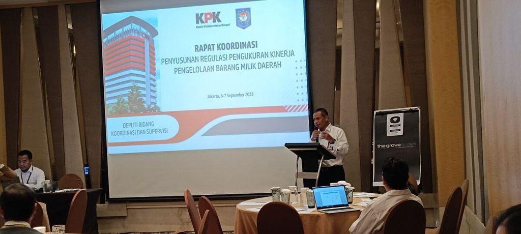 Pelaksana Tugas Direktur Korsup Wilayah I Komisi Pemberantasan Korupsi (KPK) Edi Suryanto memberikan sambutan dalam acara Rapat Koordinasi Penyusunan Regulasi Pengukuran Kinerja Pengelolaan Barang Milik Daerah di Jakarta, Rabu (6/9/2023). 