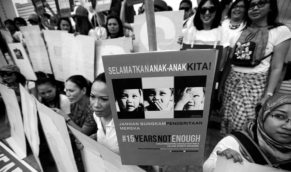 Puluhan aktivis yang tergabung dalam gerakan Pasukan Jarik menggelar aksi damai mengecam maraknya kekerasan seksual pada anak di Bundaran Hotel Indonesia, Jakarta, Senin (19/5/2014). Mereka menyerukan direvisinya undang-undang perlindungan anak terkait hukuman pelaku pelecehan seksual yang dianggap terlalu ringan. 
