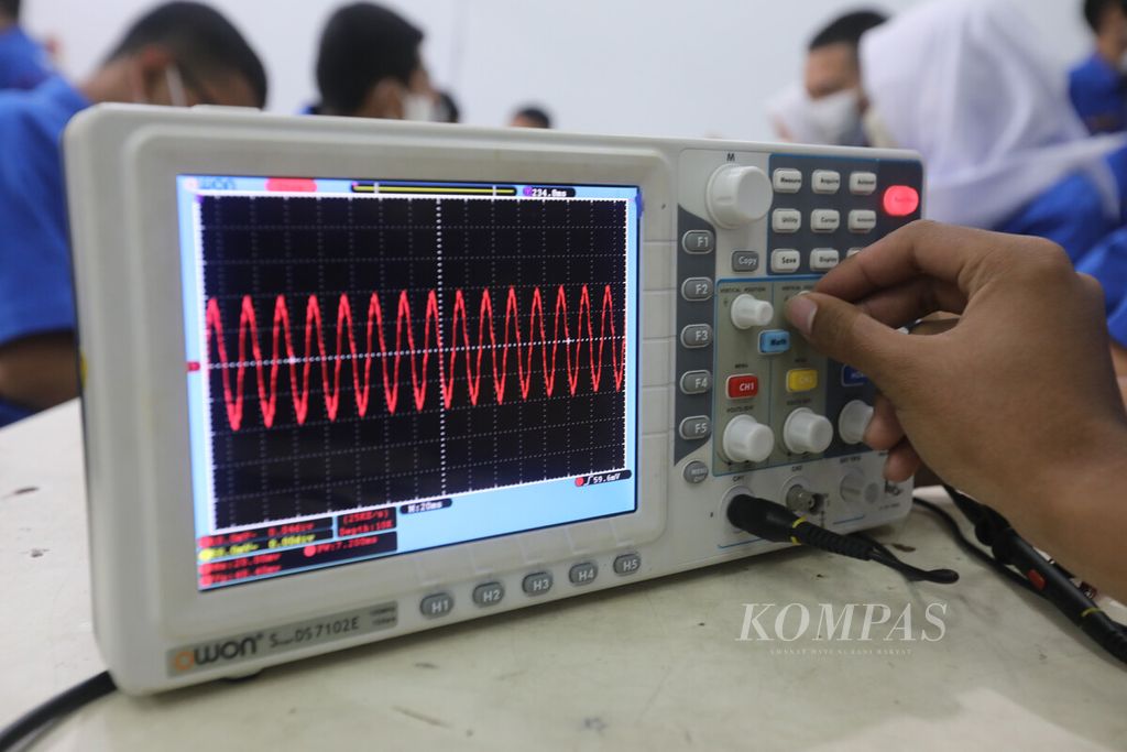 Siswa jurusan teknik elektronika mencoba alat peraga saat mengikuti pembelajaran tatap muka di SMKN 26, Rawamangun, Jakarta Timur, Juli 2022. 