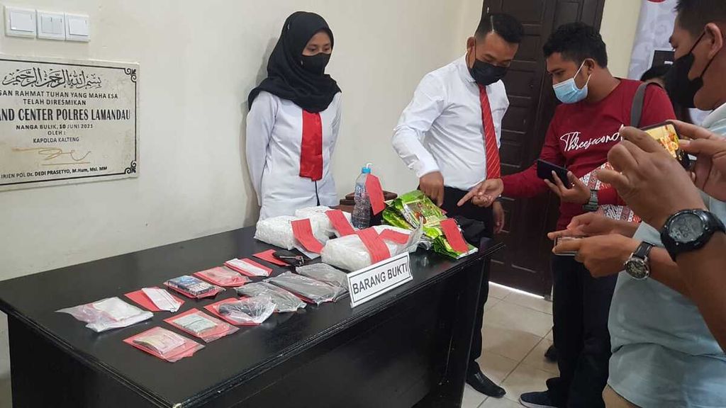 Aparat Kepolisian Resor Lamandau menyiapkan sejumlah barang bukti sabu dari para tersangka yang ditangkap di Lamandau, Kalimantan Tengah, Senin (4/4/2022). 