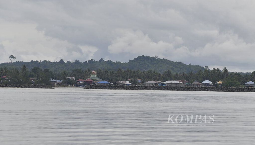 Kawasan permukiman warga di Pulau Sebatik terlihat dari kapal penumpang menjelang tiba di Sungai Nyamuk, Jumat (15/7/2022). 