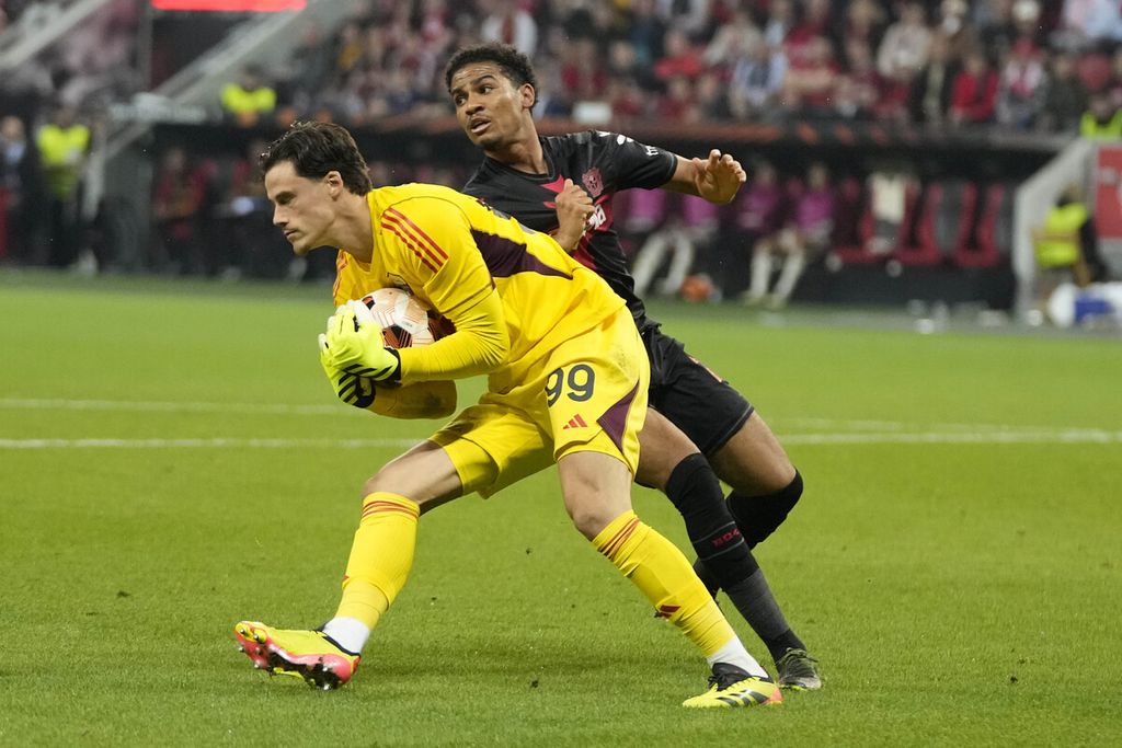 AS Roma goalkeeper Mile Svilar saves his goal in the second semifinal match of the Europa League between Bayer Leverkusen and AS Roma at BayArena Stadium in Leverkusen, Germany, early Friday (10/5/2024) local time.