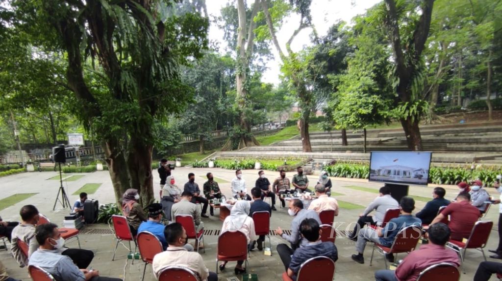 Satuan tugas Penanganan Covid-19 Kota Bogor mengelar rapat terkait penanganan pandemi Covid-19 di Taman Ekspresi, Selasa (8/6/2021). Salah satu pembahasannya terkait munculnya kluster 11 tenaga kesehatan di Puskesmas Kayumanis.