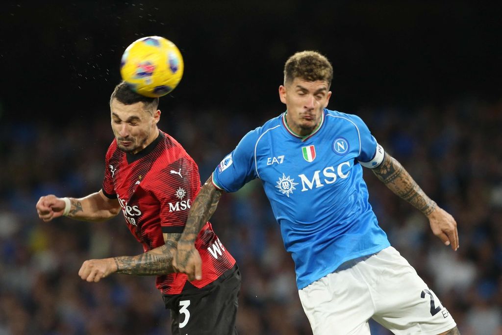 Gelandang AC Milan, Rade Krunic, berduel di udara dengan bek Napoli, Giovanni Di Lorenzo, dalam pertandingan Liga Italia antara Napoli dan AC Milan di Stadion Diego Maradona, Napoli, Senin (30/10/2023). AC Milan akan menghadapi Udinese pada Minggu (5/11/2023) dini hari WIB. 