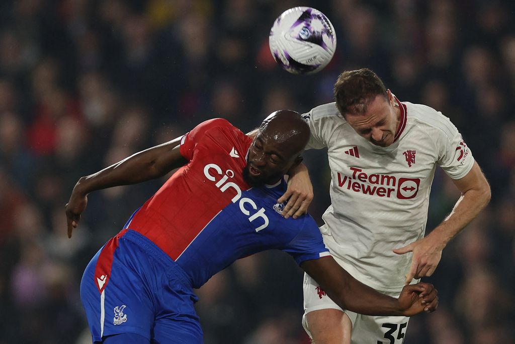 Penyerang Crystal Palace Jean-Philippe Mateta (kiri) dan bek Manchester United Jonny Evans berebut bola di kotak penalti MU pada laga Liga Inggris di Stadion Selhurst Park, London, Inggris, Selasa (7/5/2024) dini hari WIB. Palace menang 4-0 pada laga itu.