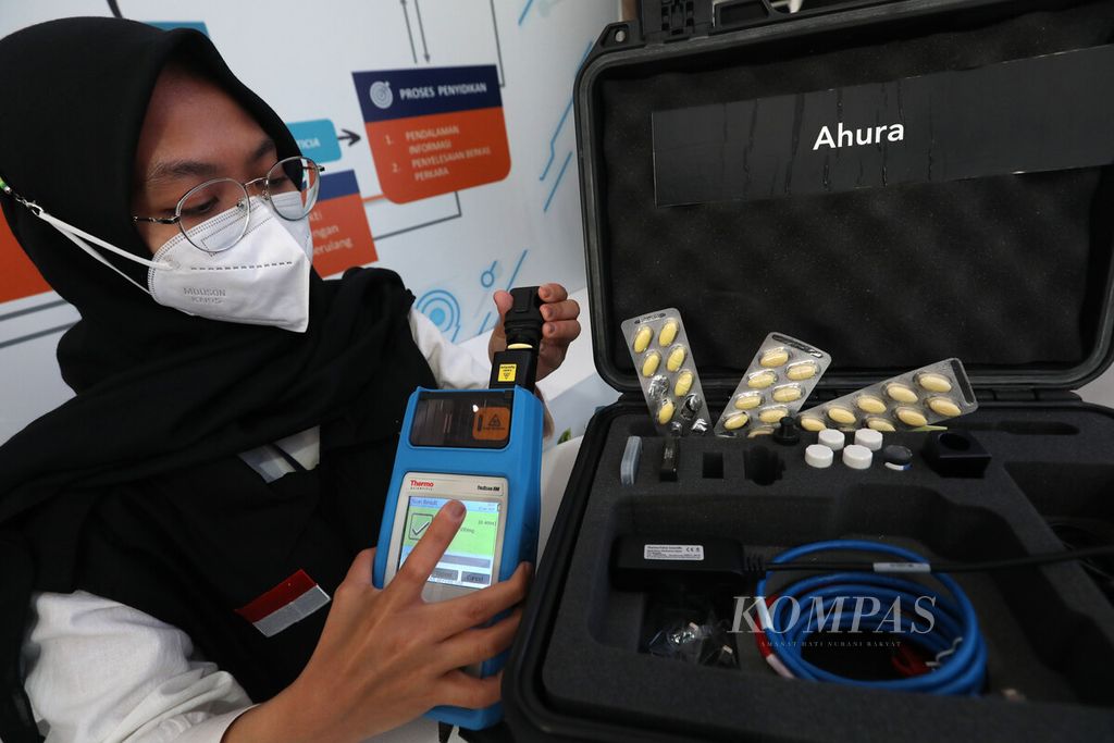 Alat untuk mendeteksi obat palsu didemonstrasikan penjaga stan pada acara pameran Open House Badan Pengawas Obat dan Makanan (BPOM) di kompleks gedung BPOM, Jakarta, Kamis (12/01/2023). 
