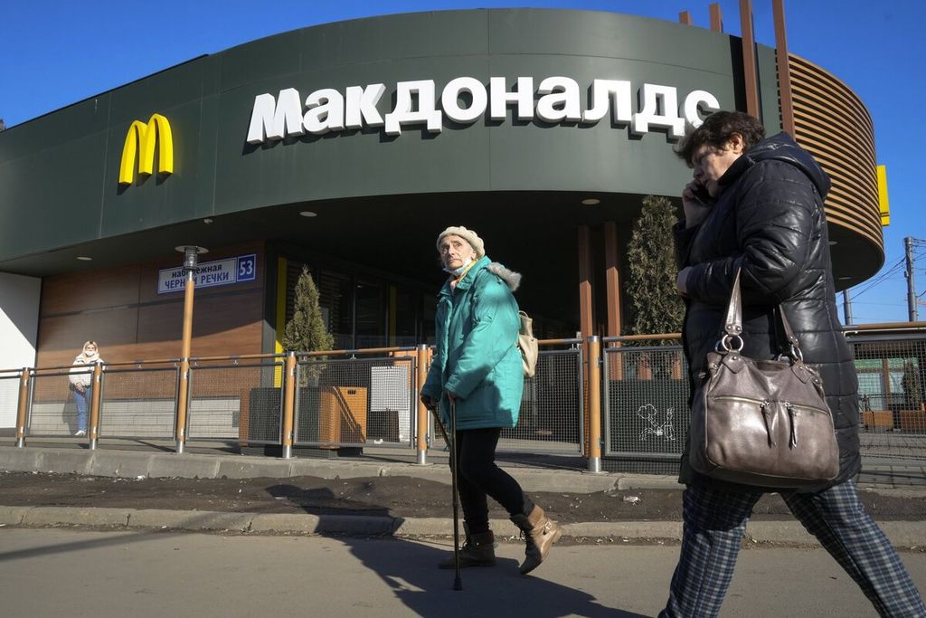 Restoran McDonald's di St Petersburg, Rusia, tutup pada Selasa (15/3/2022). 