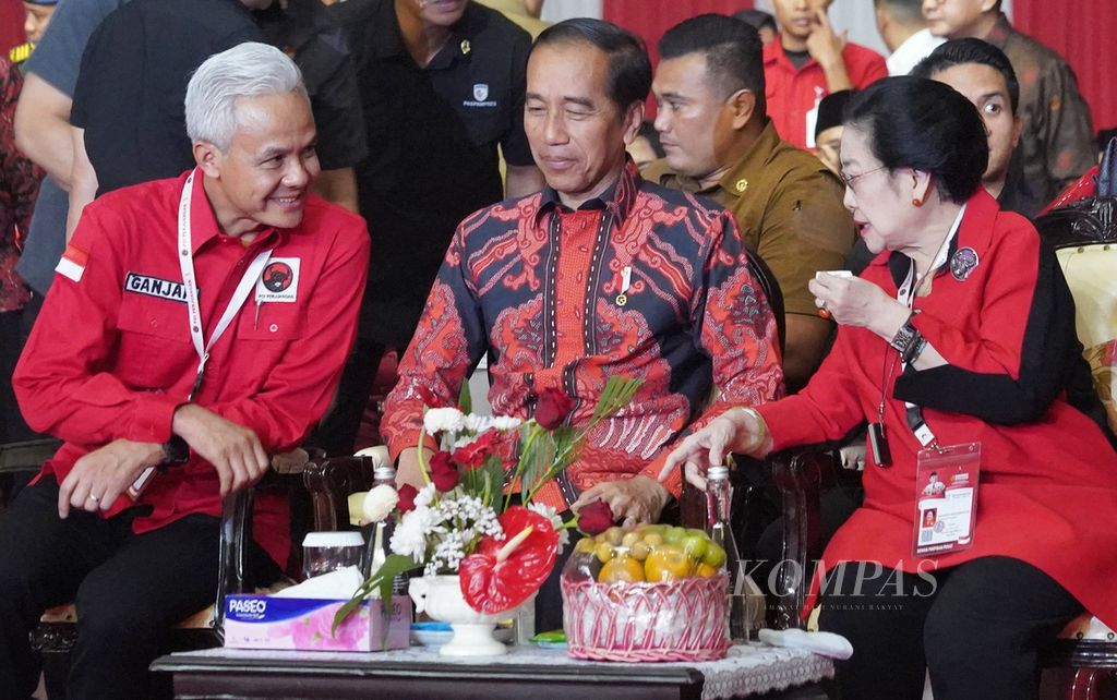 Bakal calon presiden PDI-P Ganjar Pranowo, Presiden Joko Widodo, dan Ketua Umum PDI-P Megawati Soekarnoputri (dari kiri ke kanan) duduk bersama dalam acara pembukaan Rapat Kerja Nasional IV PDI-P di Jakarta International Expo, Kemayoran, Jakarta, Jumat (29/9/2023).