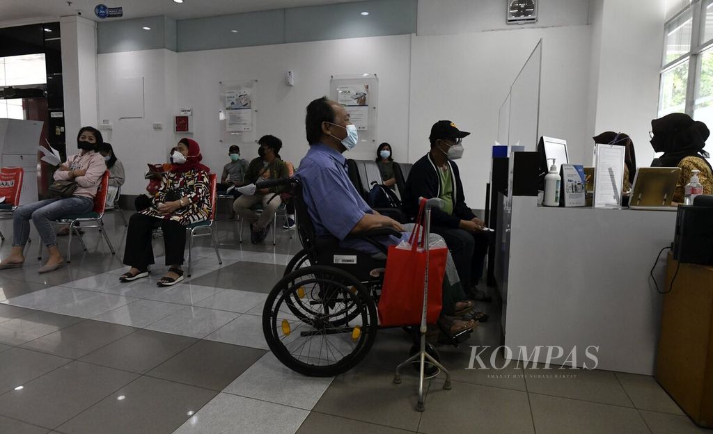 Warga mengurus administrasi BPJS Kesehatan di Kantor Cabang BPJS Kesehatan Jakarta Selatan, Jakarta, Selasa (23/11/2021). Dalam penyelenggaraan program Jaminan Kesehatan Nasional-Kartu Indonesia Sehat (JKN-KIS), BPJS Kesehatan terus mengupayakan kemudahan pelayanan dengan pemanfaatan layanan digital. Selain itu, BPJS Kesehatan juga mendorong pemerintah yang telah menjalankan program jaminan sosial untuk mengembangkan jaminan pendapatan saat sakit atau tunjangan sakit kepada warga. 