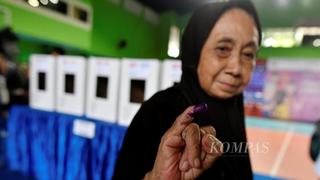 Pemilih lansiamenunjukan jari yang telah dicelupkan ke dalam tinta saat simulasi Pemilu 2019 di Jakarta, Sabtu (6/4/2019). 