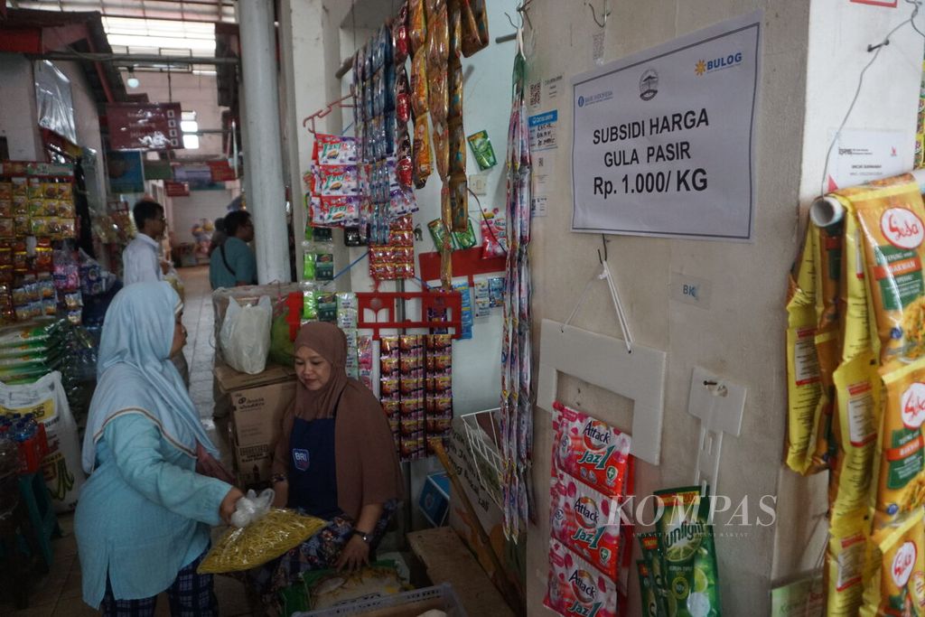Interaksi pedagang-pembeli di Pasar Manis Purwokerto, Banyumas, Jawa Tengah, Senin (13/11/2023). Bank Indonesia Purwokerto memberikan subsidi Rp 1.000 untuk menekan harga gula pasir yang melambung.
