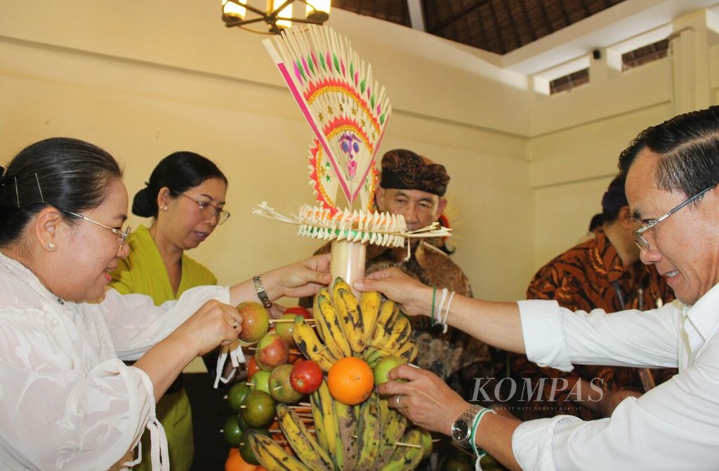 Sejumlah delegasi pilar sosial budaya negara-negara Asia Tenggara menyusun gebogan di Taman Budaya Garuda Wisnu Kencana (GWK), Bali, Senin (8/5/2023). 
