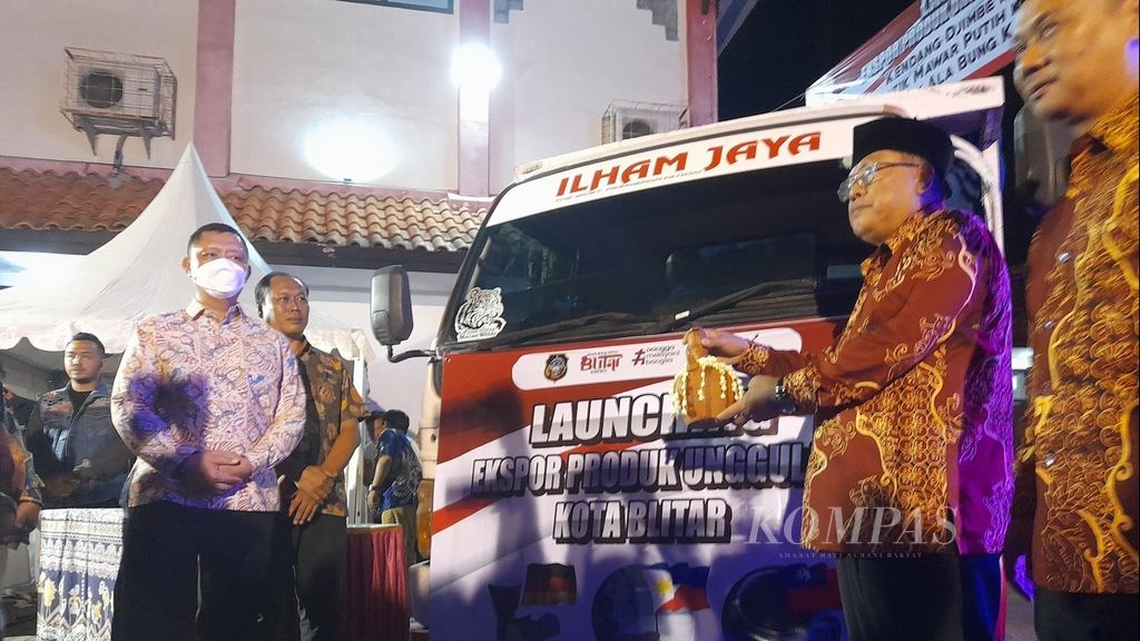 Wali Kota Blitar Santoso (kanan) meluncurkan produk ekspor unggulan Kota Blitar sebelum penyerahan penghargaan pada acara RT Keren Awards 2022 di Graha Patria, Kota Blitar, Jawa Timur, Jumat (9/11/2022).
