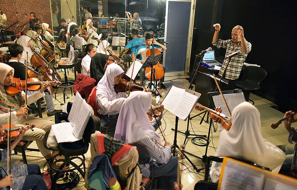 KITA Anak Negeri berlatih orkestra di studio mereka di Depok, Jawa Barat, Selasa (22/8). 
