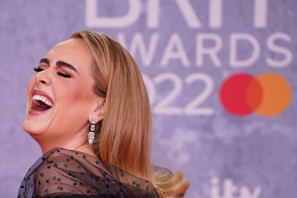 Penyanyi Inggris, Adele Laurie Blue Adkins tengah berpose di karpet merah saat ia hadir dalam malam penghargaan BRIT Awards 2022 yang digelar di London pada Selasa (8/2/2022).