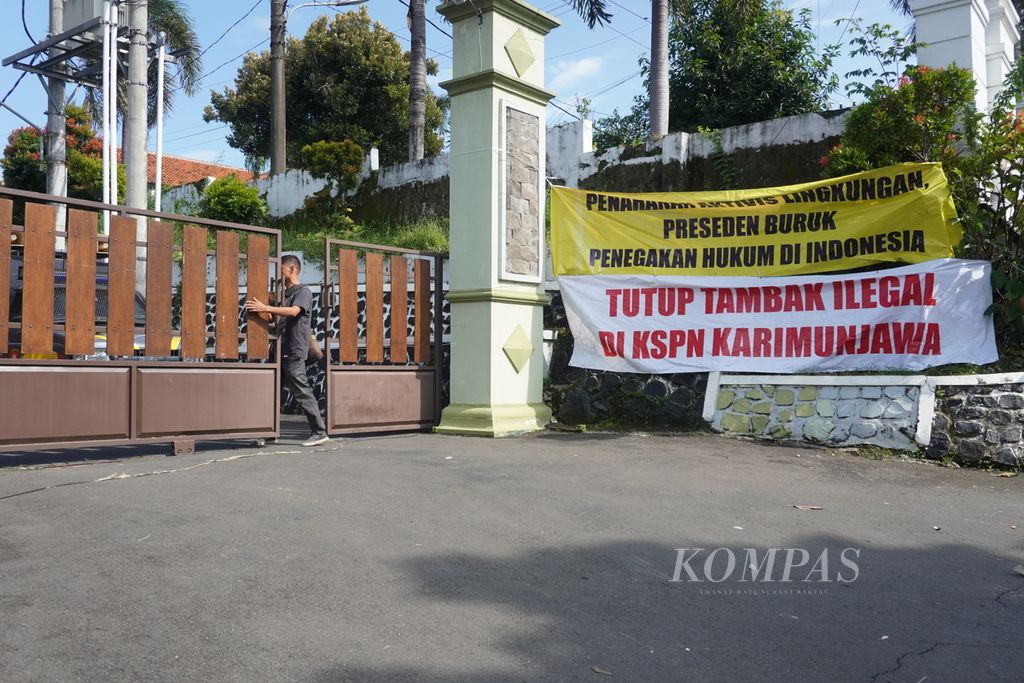 Warga yang datang ke sidang vonis terhadap Daniel Frits Maurits Tangkilisan (50), aktivis lingkungan yang memprotes pencemaran limbah tambak udang di Karimunjawa, menutup pagar Pengadilan Negeri Jepara, Jawa Tengah, Kamis (4/4/2024).