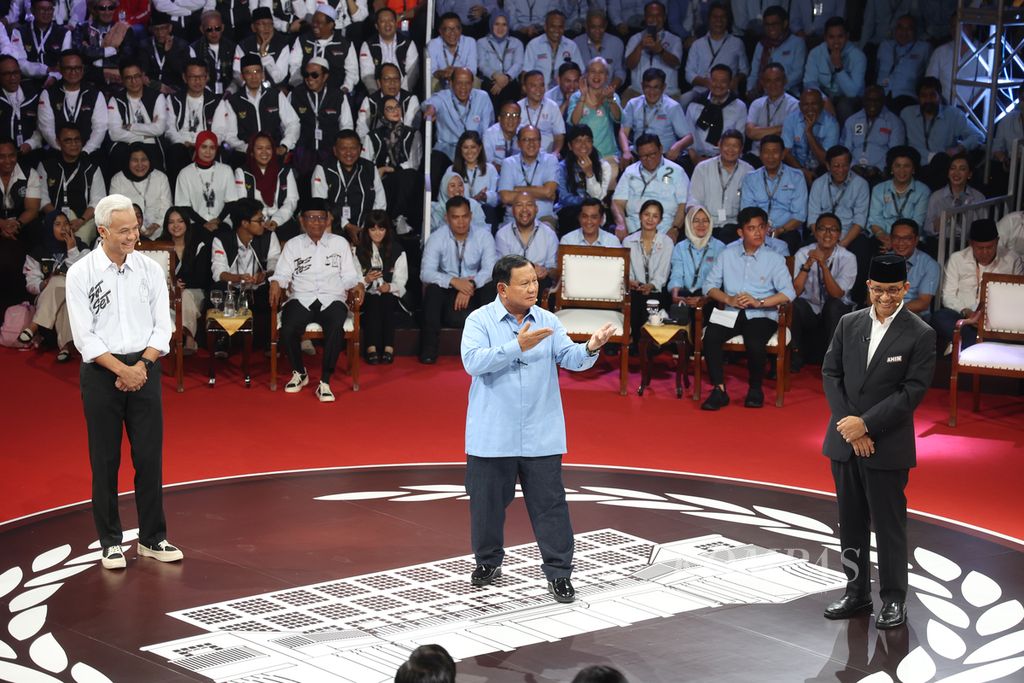Ketiga calon presiden, Anies Baswedan, Prabowo Subianto, dan Ganjar Pranowo (dari kanan ke kiri), mengikuti debat yang diselenggarakan Komisi Pemilihan Umum (KPU) di kantor KPU, Jakarta, Selasa (12/12/2023).