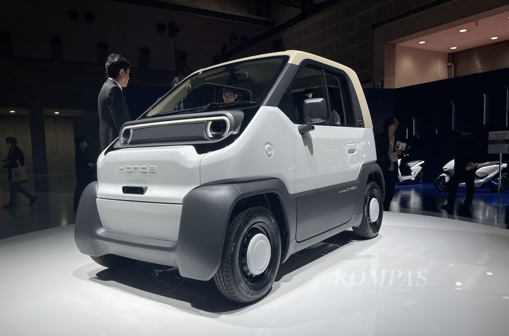 Mobil mungil Honda CI-MEV pada pameran Japan Mobility Show 2023 di Tokyo Big Sight, Tokyo, Jepang, akhir Oktober 2023.