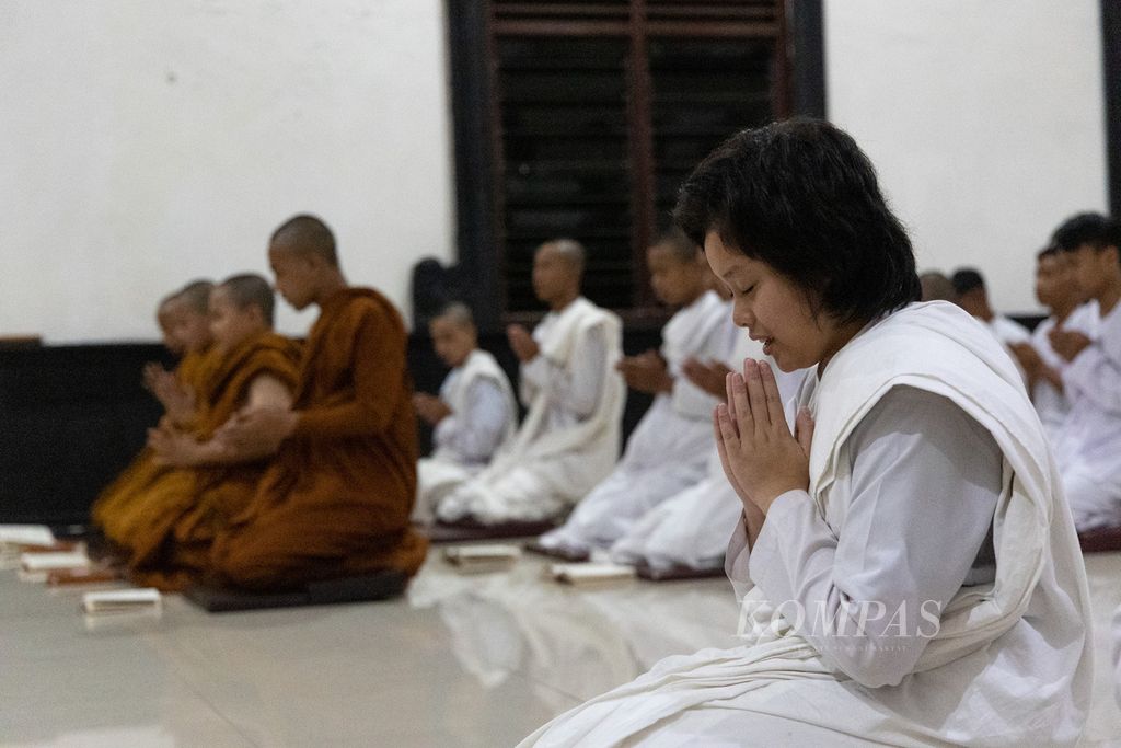 Sastri melakukan ritual meditasi di Pasastrian Kusalamitra di Desa Siraman, Wonosari, Gunung Kidul, DI Yogyakarta, Selasa (28/6/2022).