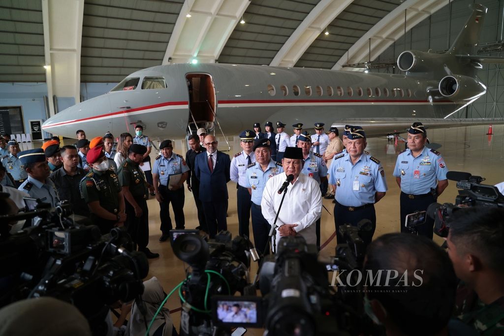 Menteri Pertahanan Prabowo Subianto memberikan keterangan pers seusai menyerahkan secara simbolis pesawat Falcon 8X dan Falcon 7X kepada TNI Angkatan Udara di Skuadron Udara 17 Lanud Halim Perdanakusuma, Jakarta, Rabu (28/12/2022).