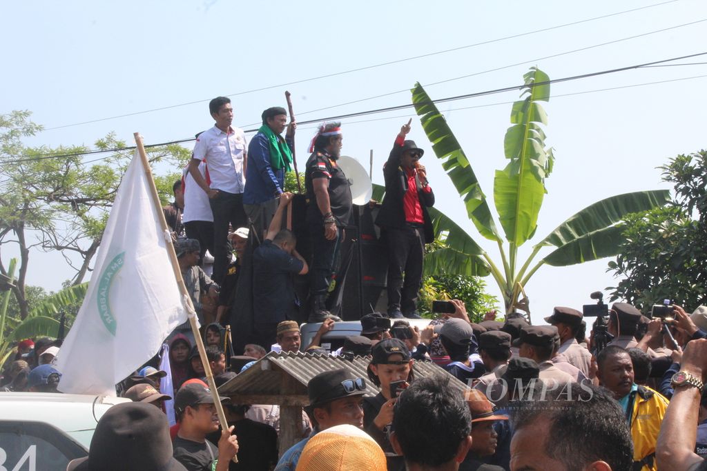 Polisi berjaga di depan pintu masuk Mahad Al-Zaytun di Desa Mekarjaya, Kecamatan Gantar, Kabupaten Indramayu, Jawa Barat, Kamis (22/6/2023). Sebanyak 1.200 anggota kepolisian diterjunkan untuk mengamankan unjuk rasa Forum Solidaritas Dharma Ayu (FSDA).