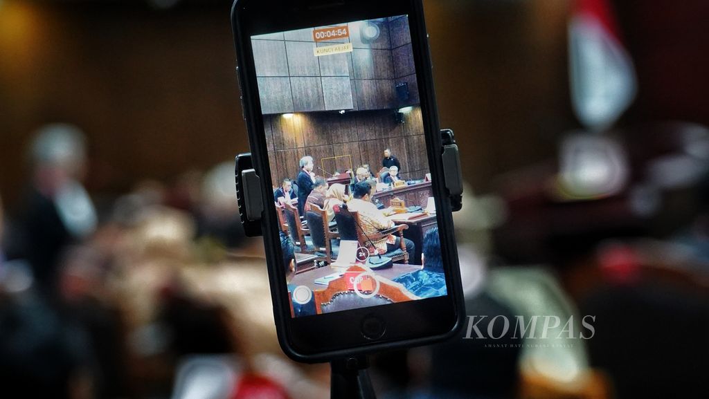 Gawai jurnalis merekam kuasa hukum pemohon, Todung Mulya Lubis, saat membacakan permohonan pemohon pada sidang pendahuluan perkara PHPU Pilpres 2024 di Mahkamah Konstitusi, Jakarta, Rabu (27/3/2024). 