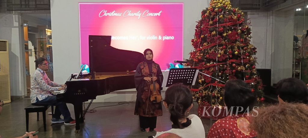 Aghisna Indah Mawarni, pemain biola pemenang Ananda Sukarlan Award tahun 2023, berduet dengan pianis Ananda Sukarlan dalam Konser Amal Natal dan "Pandemic Poems", pada Minggu (17/12/2023) di Mitra Hadiprana Boutique Mall, Kemang, Jakarta Selatan. 