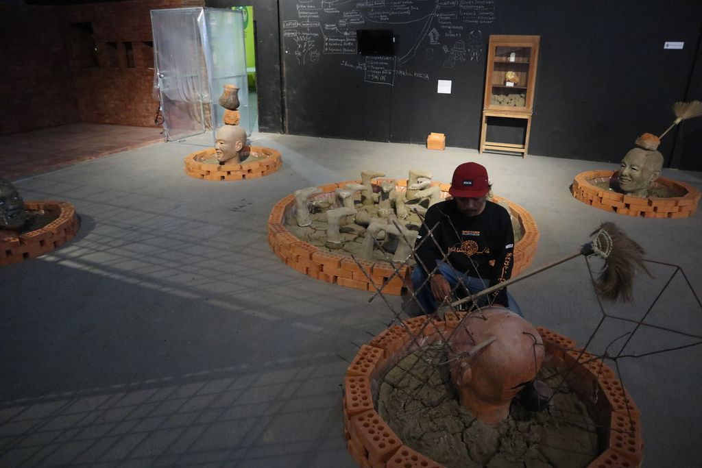 Potret karya Asmudjo J Irianto dalam Pameran Terracotta Triennale di Galeri JaF di Kecamatan Jatiwangi, Kabupaten Majalengka, Jawa Barat, Senin (15/11/2021). Pameran yang digelar Jatiwangi Art Factory itu berlangsung pada 11 Oktober-11 Desember 2021.