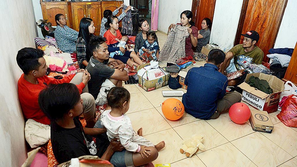 Warga yang terkena dampak bencana tanah longsor di Desa Banaran, Pulung, Ponorogo, Jawa Timur, tinggal di rumah tetangga mereka yang dijadikan tempat pengungsian, Selasa (11/4). Mereka berharap Pemerintah segera merelokasi tempat tinggal mereka ke lokasi yang lebih aman dari ancaman bahaya longsor.